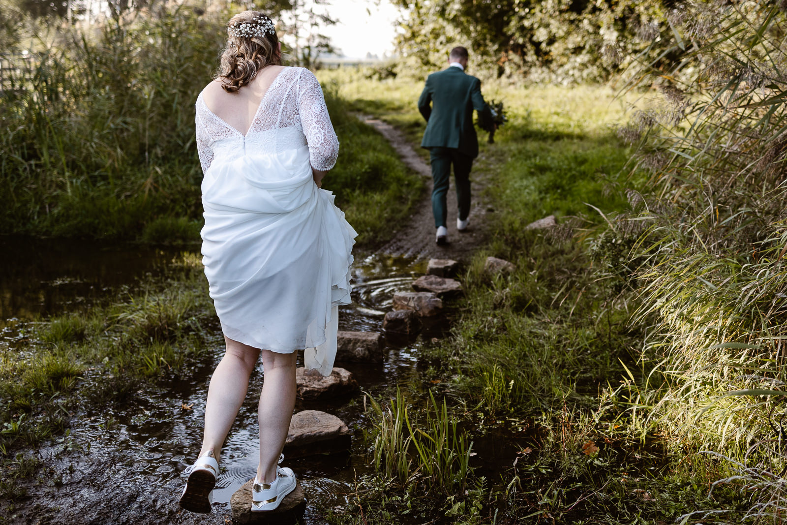 denise-van-duren-checklist bruiloft lopend bruidspaar over water