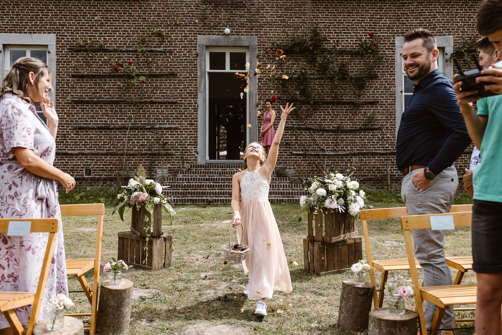 bruiloft-kasteel-tongelaar-mill_denise-van-duren-fotografie-10 Bloemenmeisje strooit blaadjes bij ceremonie