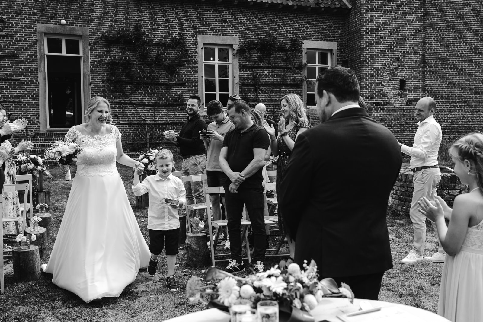 bruiloft-kasteel-tongelaar-mill_denise-van-duren-fotografie-11 Bruid komt met zoon aan bij trouwceremonie
