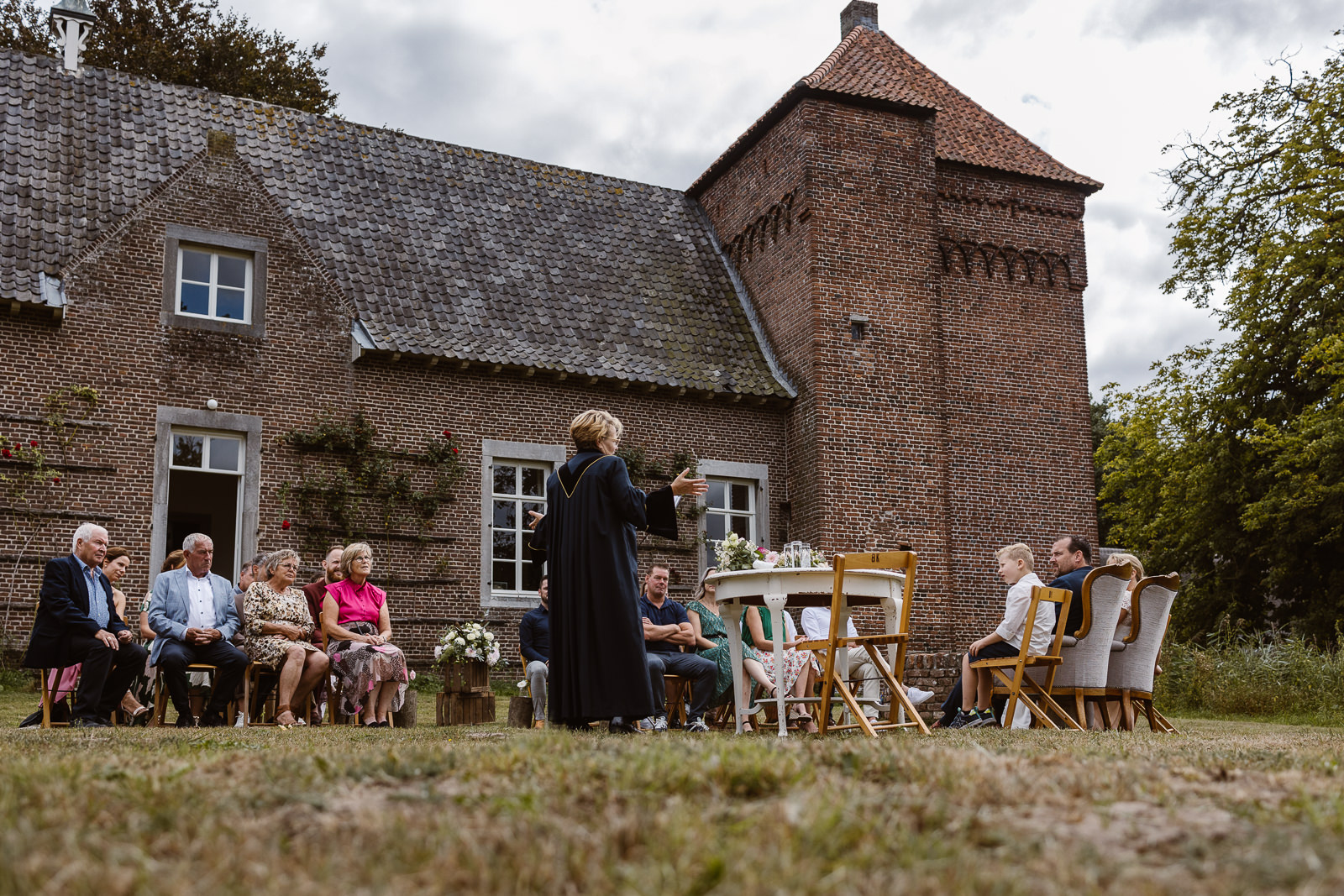 bruiloft-kasteel-tongelaar-mill_denise-van-duren-fotografie-12 Overzicht trouwceremonie. Kasteel tongelaar op achtergrond