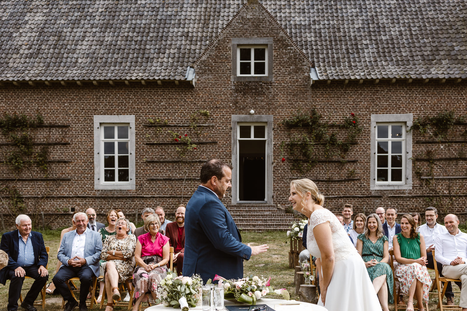 bruiloft-kasteel-tongelaar-mill_denise-van-duren-fotografie-13 Bruid en bruidegom delen elkaars geloften