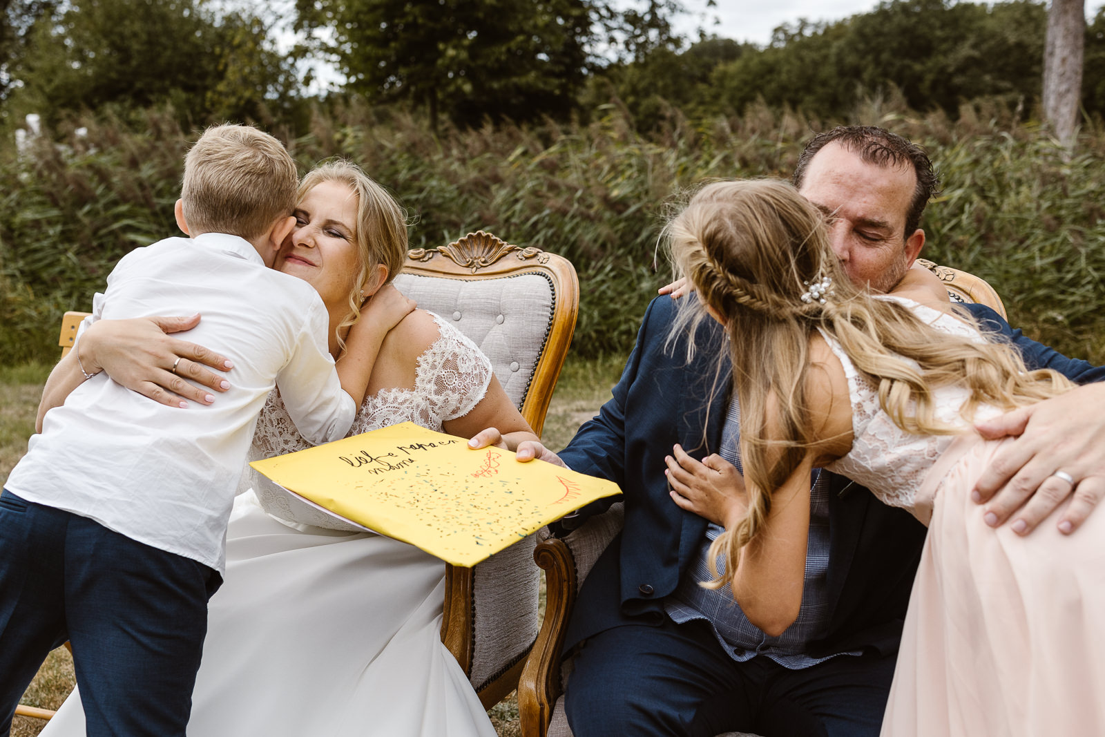 bruiloft-kasteel-tongelaar-mill_denise-van-duren-fotografie-14 Kinderen worden geknuffeld na overhandiging cadeautje