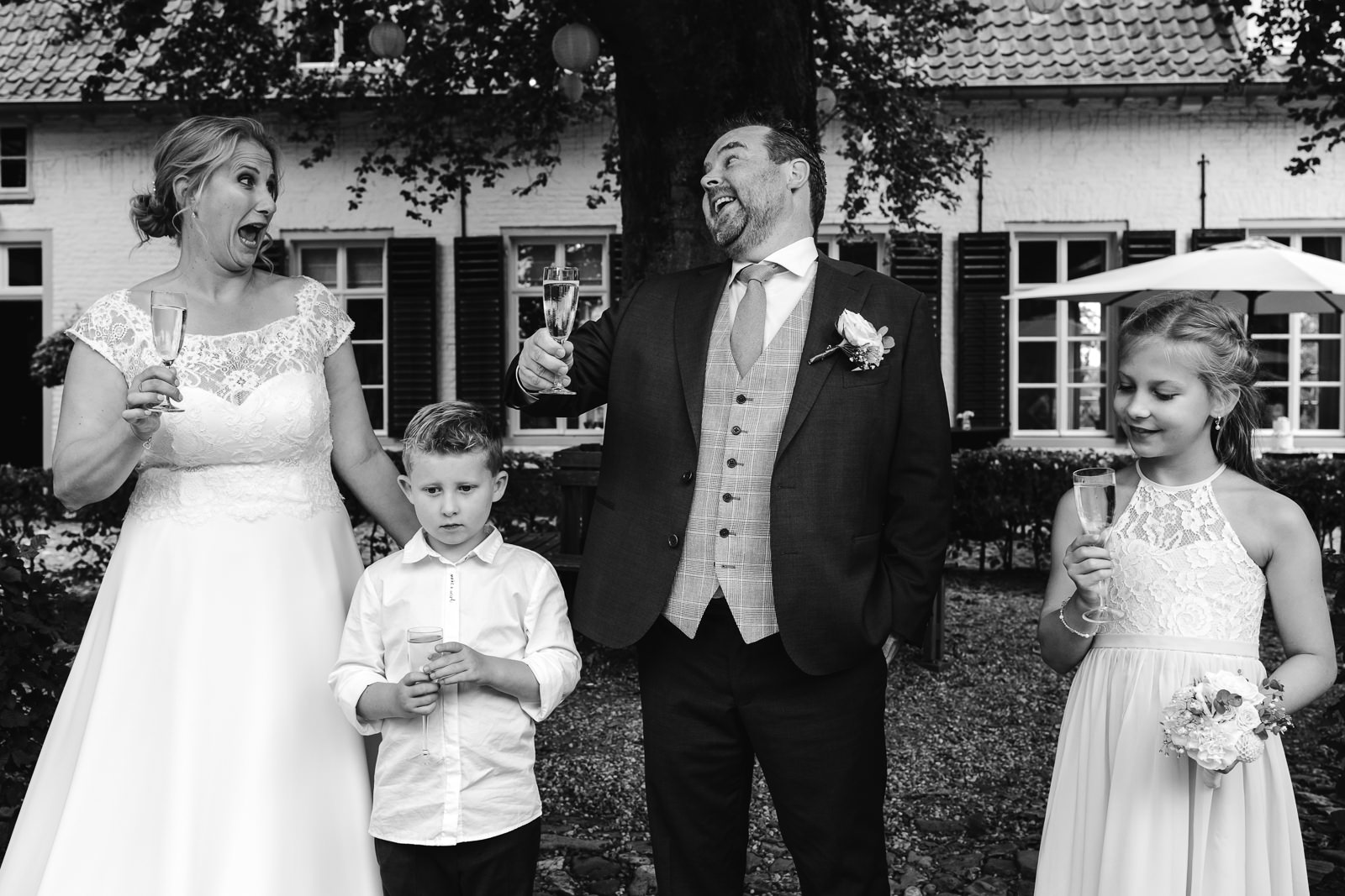 bruiloft-kasteel-tongelaar-mill_denise-van-duren-fotografie-15 Proostmoment met gezin op bruiloft