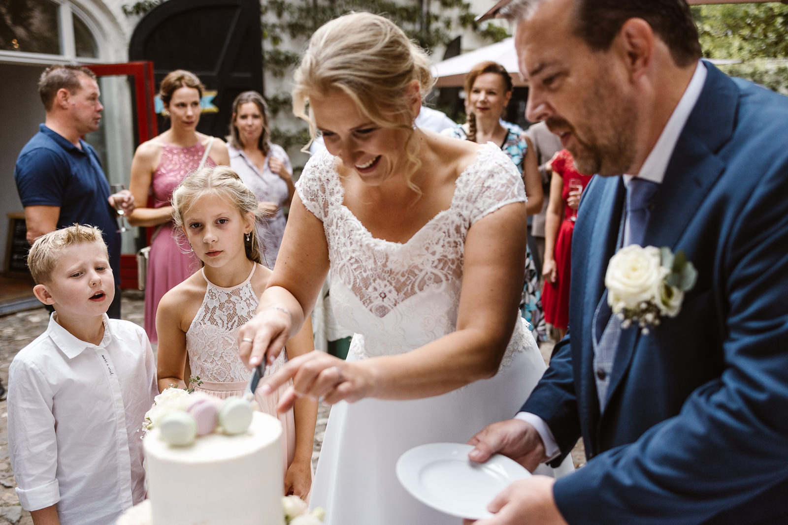 bruiloft-kasteel-tongelaar-mill_denise-van-duren-fotografie-16 Taart wordt aangesneden door bruidspaar. Kinderen kijken toe