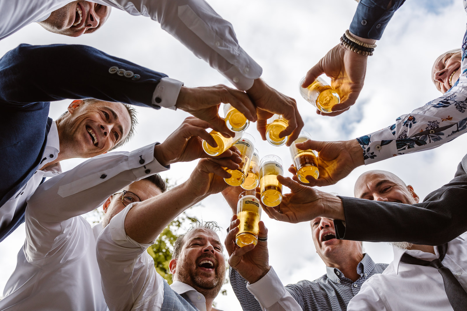bruiloft-kasteel-tongelaar-mill_denise-van-duren-fotografie-17 Groepsfoto mannen met bier