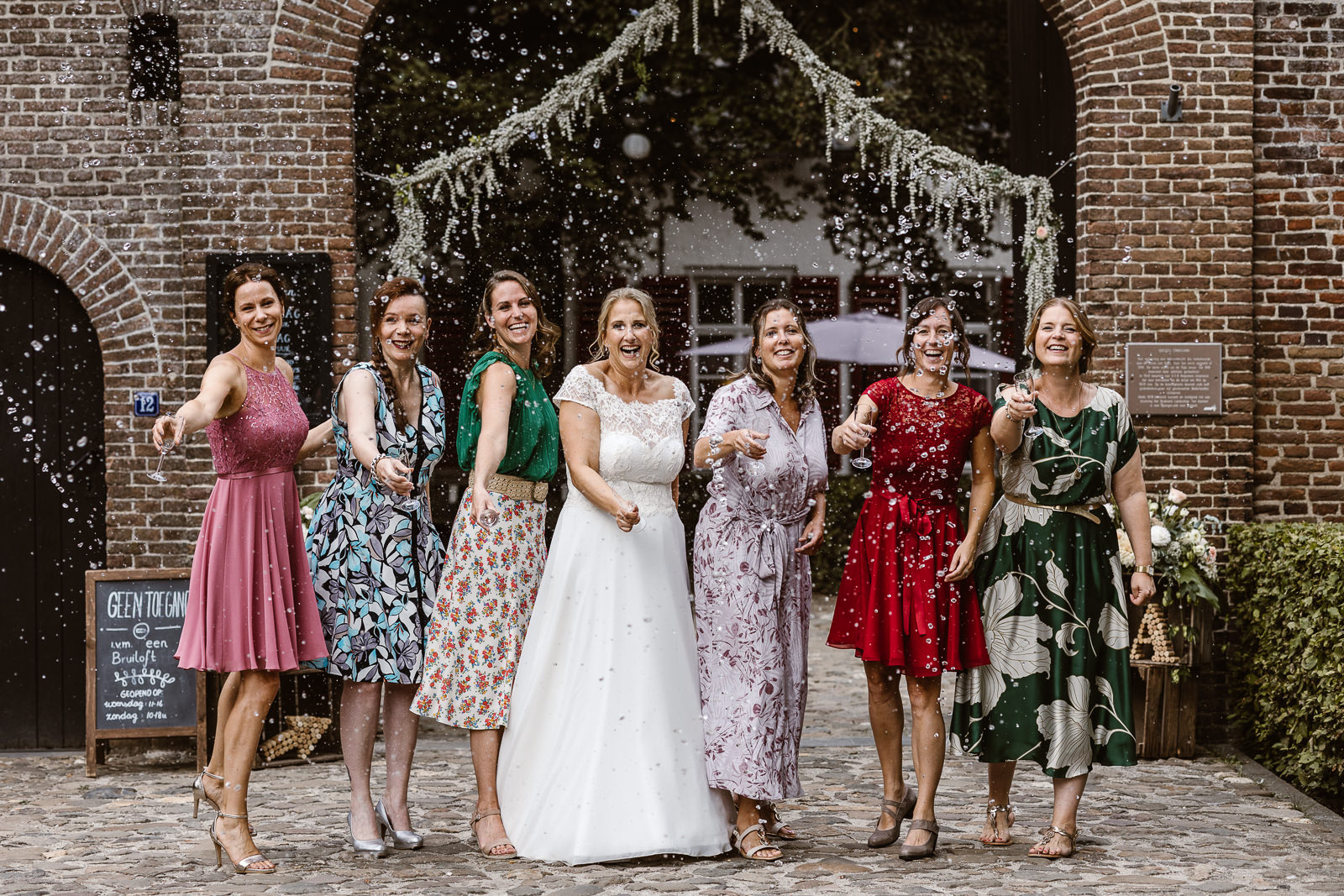bruiloft-kasteel-tongelaar-mill_denise-van-duren-fotografie-18 Groepsfoto vrouwen met champagne