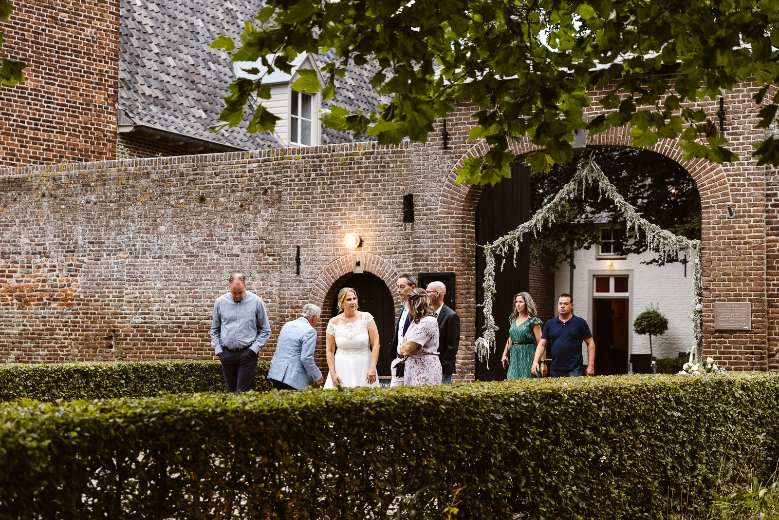 bruiloft-kasteel-tongelaar-mill_denise-van-duren-fotografie-21 Trouwgezelschap loopt naar feestlocatie