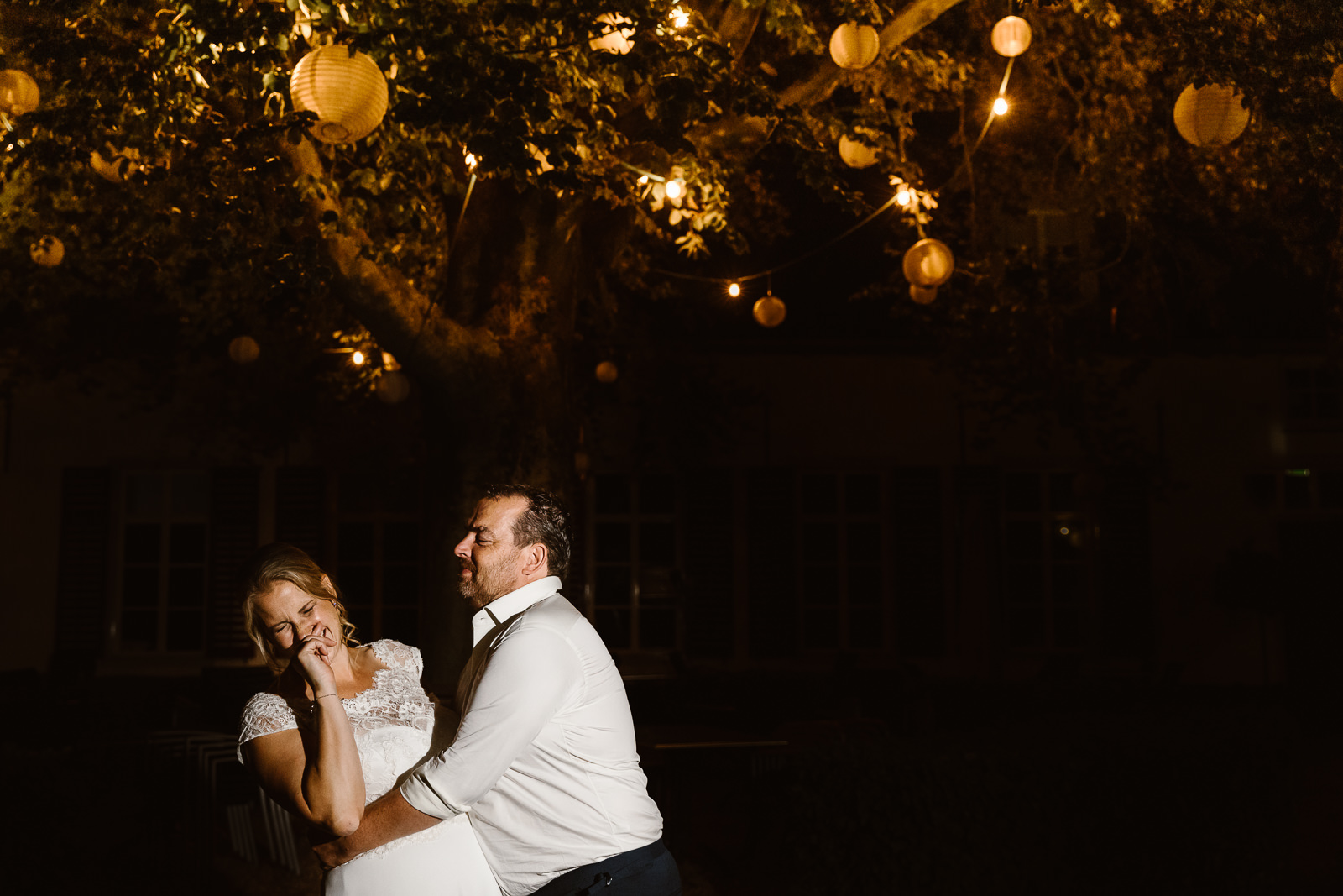 bruiloft-kasteel-tongelaar-mill_denise-van-duren-fotografie-23 Portret bruidspaar met lampionnen in bomen