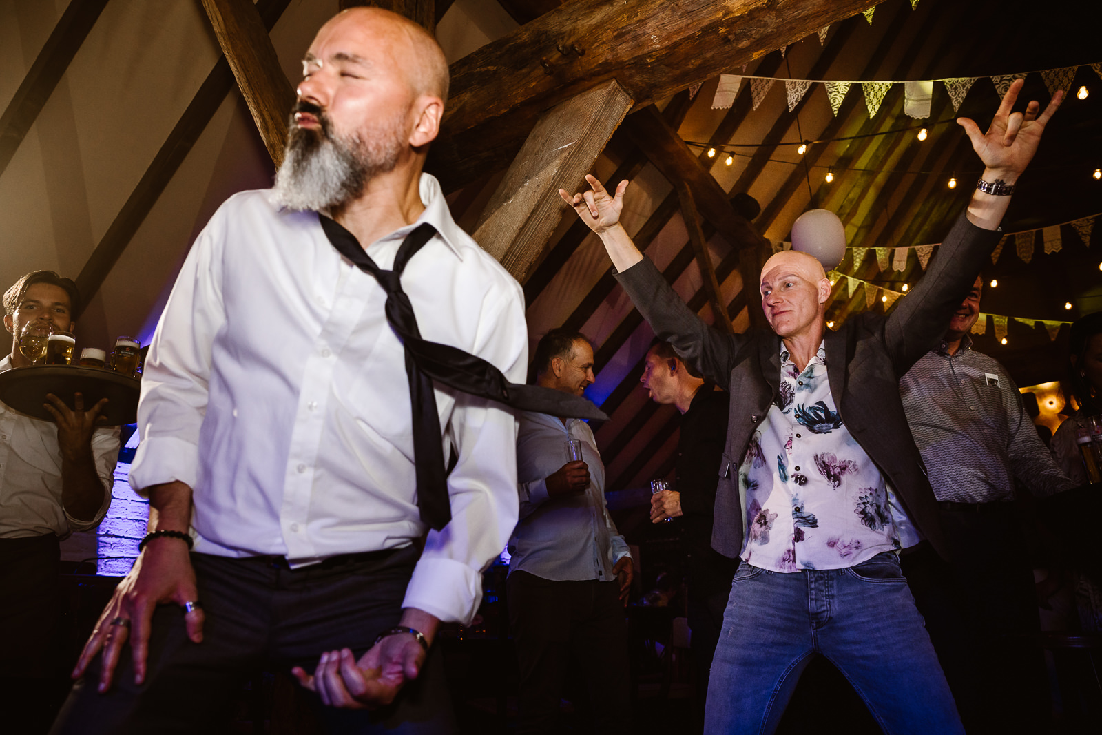 bruiloft-kasteel-tongelaar-mill_denise-van-duren-fotografie-24 Dansende mensen op trouwfeest