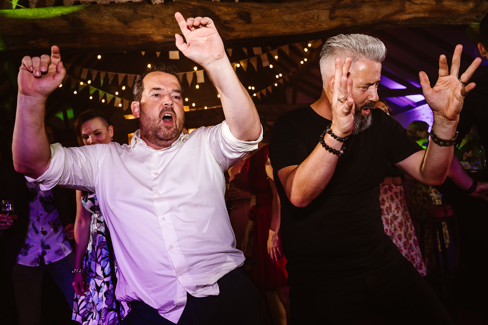 bruiloft-kasteel-tongelaar-mill_denise-van-duren-fotografie-25 Dansende mensen op trouwfeest