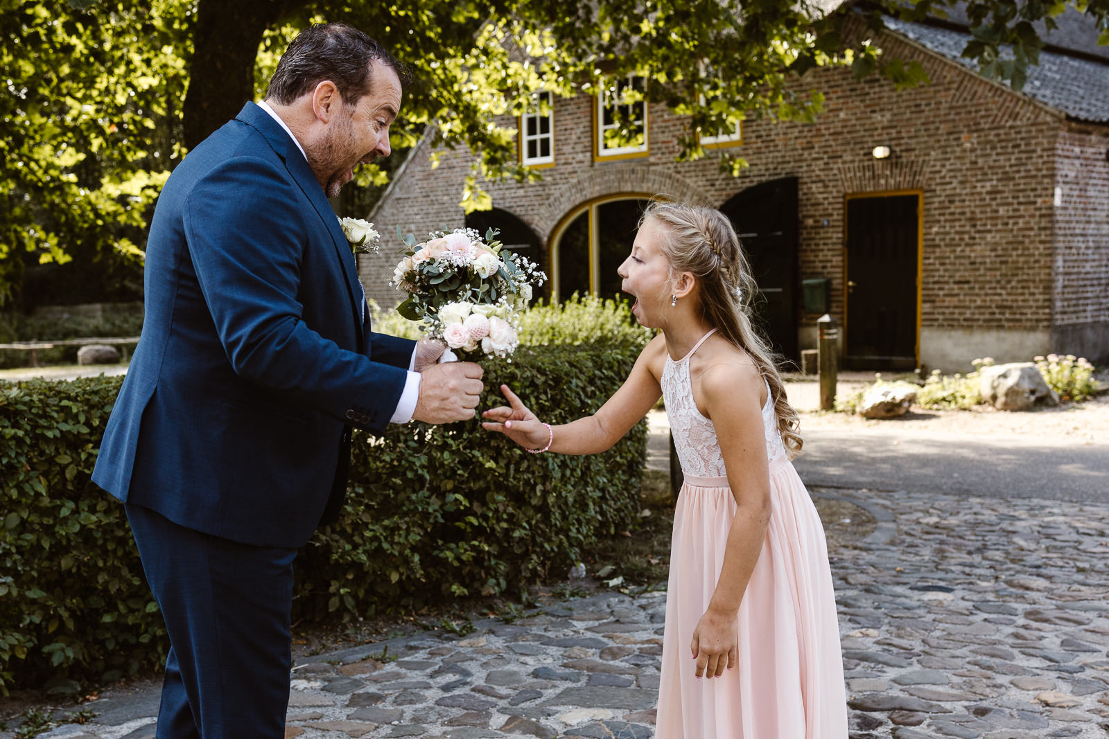 bruiloft-kasteel-tongelaar-mill_denise-van-duren-fotografie-4 Vader en dochter zien elkaar voor het eerst op bruiloft