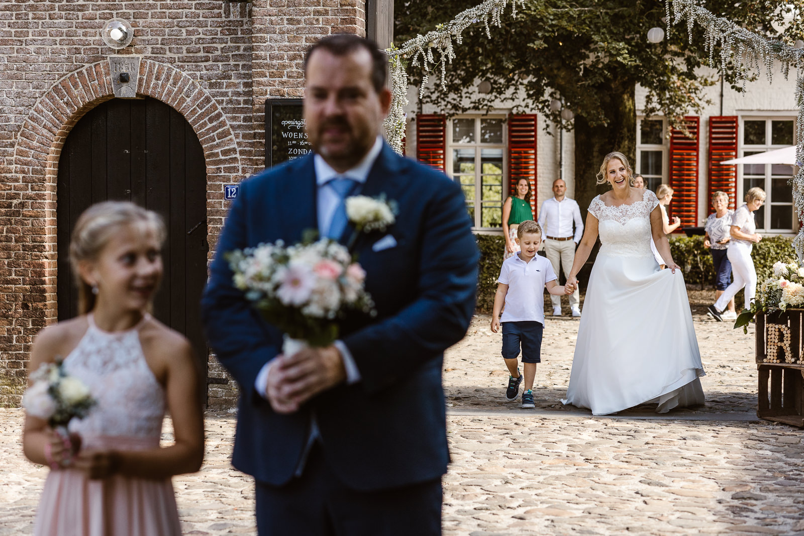 bruiloft-kasteel-tongelaar-mill_denise-van-duren-fotografie-5 Vader en dochter wachten op moeder en zoon in trouwkleding