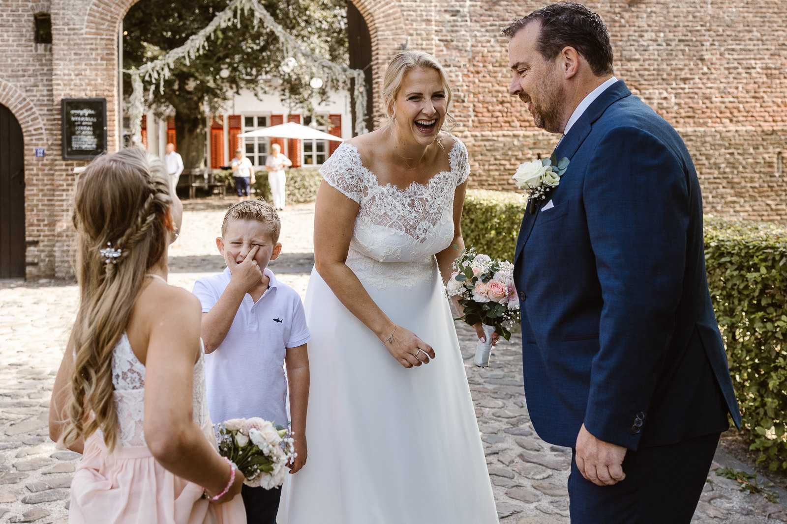 bruiloft-kasteel-tongelaar-mill_denise-van-duren-fotografie-6 Gezin ziet elkaar voor het eerst op bruiloft