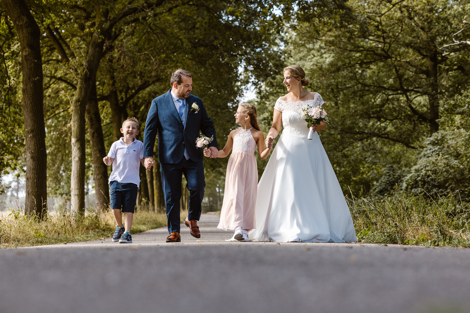 bruiloft-kasteel-tongelaar-mill_denise-van-duren-fotografie-7 Gezin wandelt tijdens trouwfotoshoot