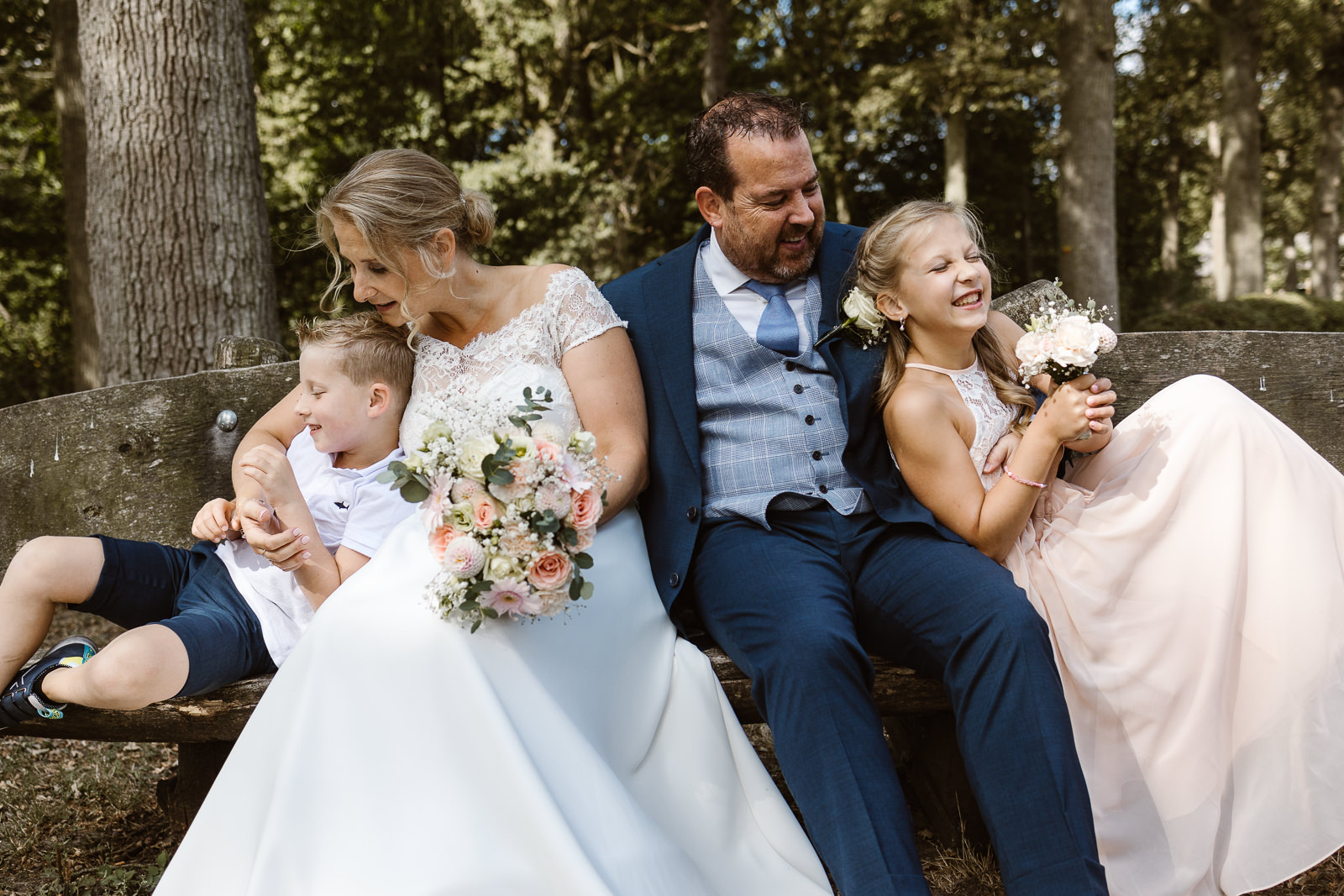 bruiloft-kasteel-tongelaar-mill_denise-van-duren-fotografie-8 Trouwfoto - gezin zittend op bankje