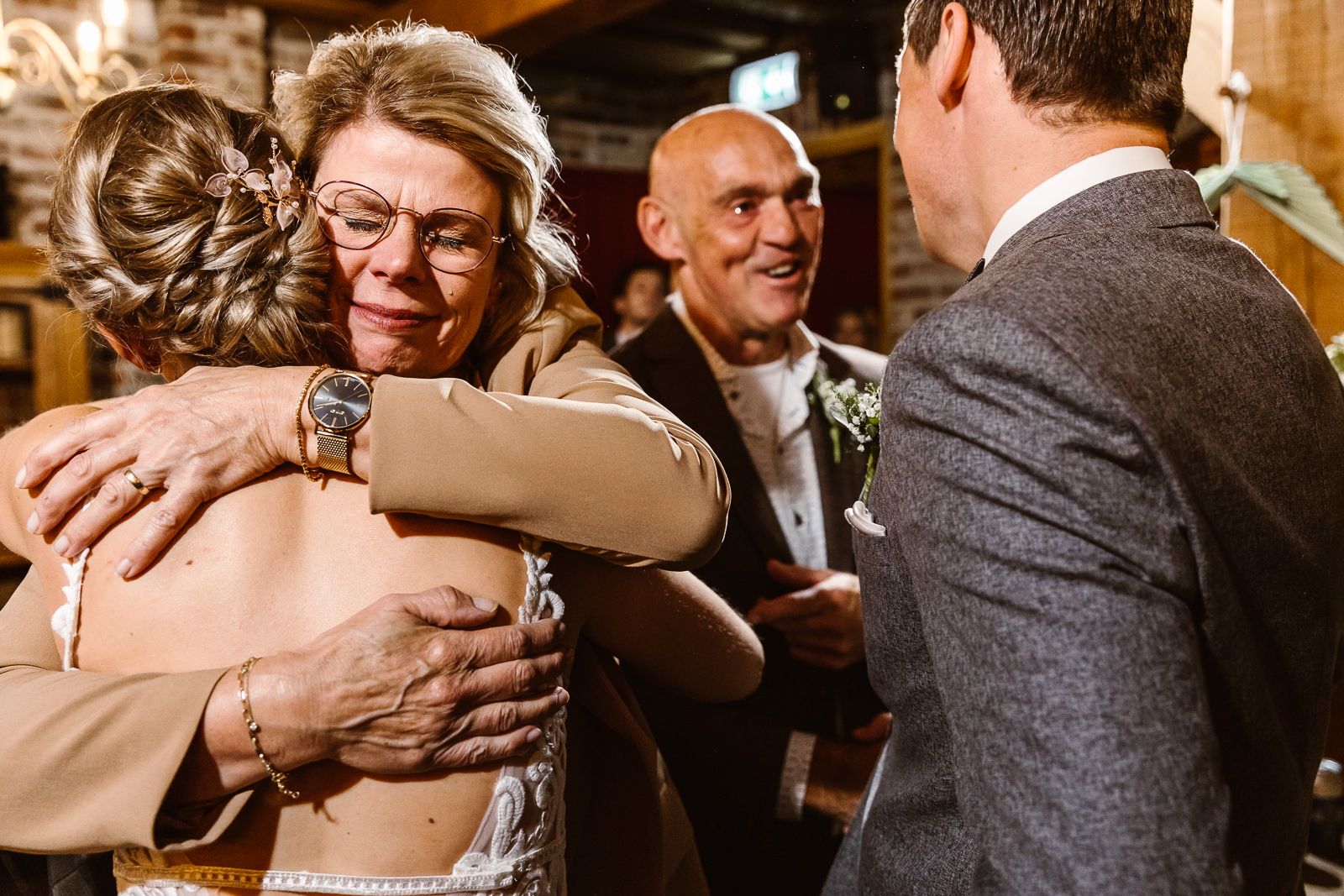 bruiloft-natuurpoort-de-peel-deurne_denise-van-duren-fotografie-13 Ouders feliciteren bruidspaar
