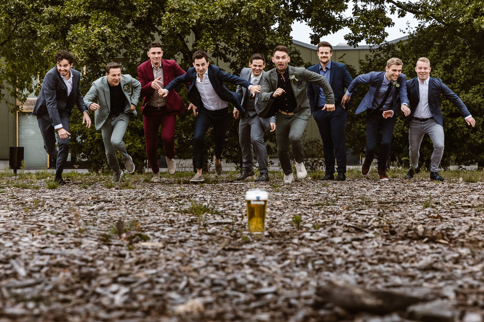 bruiloft-natuurpoort-de-peel-deurne_denise-van-duren-fotografie-20 groepsfoto bier run