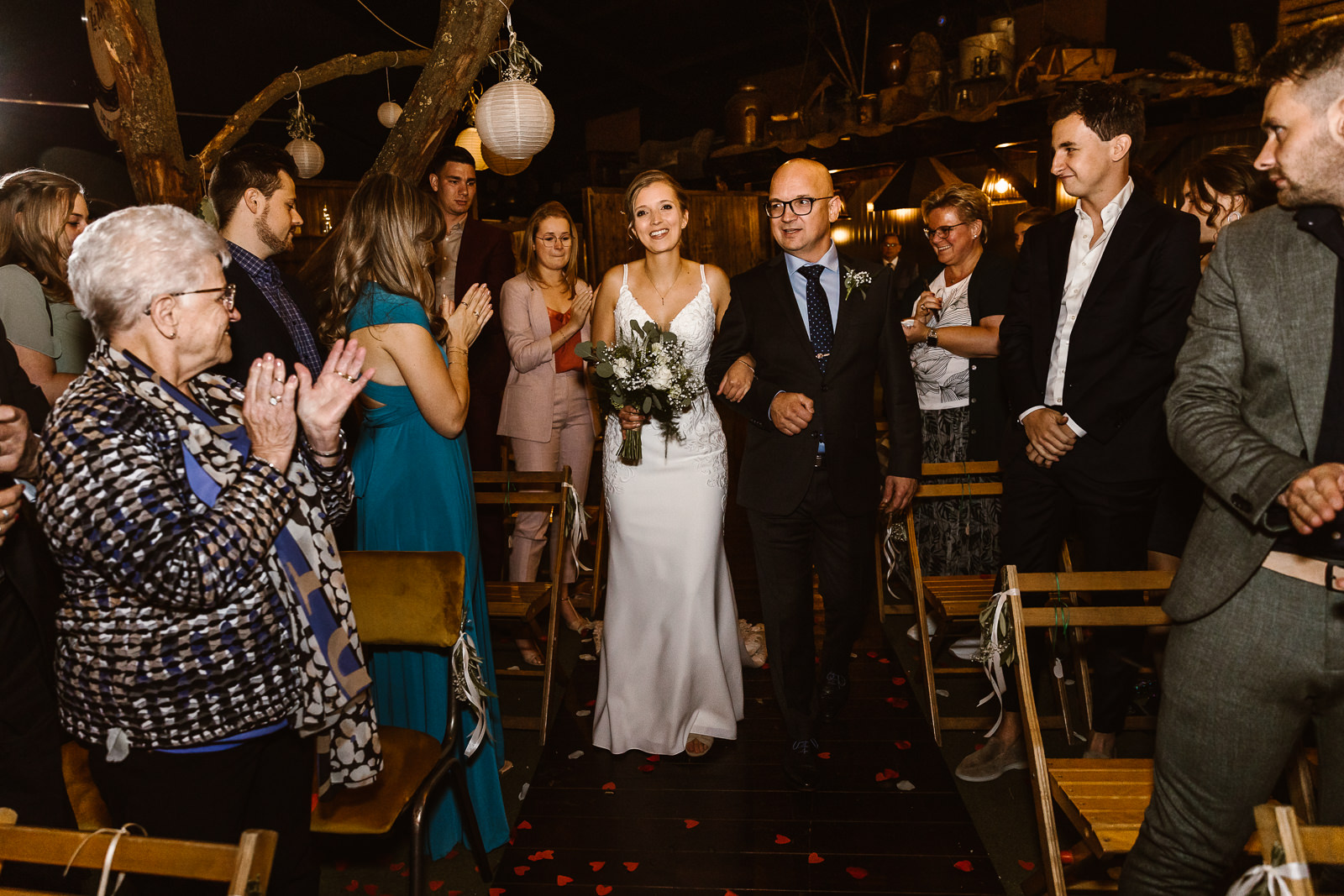 bruiloft-natuurpoort-de-peel-deurne_denise-van-duren-fotografie-8 Bruid loopt met vader naar ceremonie