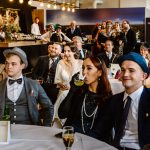 Bruidspaar in 'Peaky Blinders'-stijl tijdens hun themabruiloft.