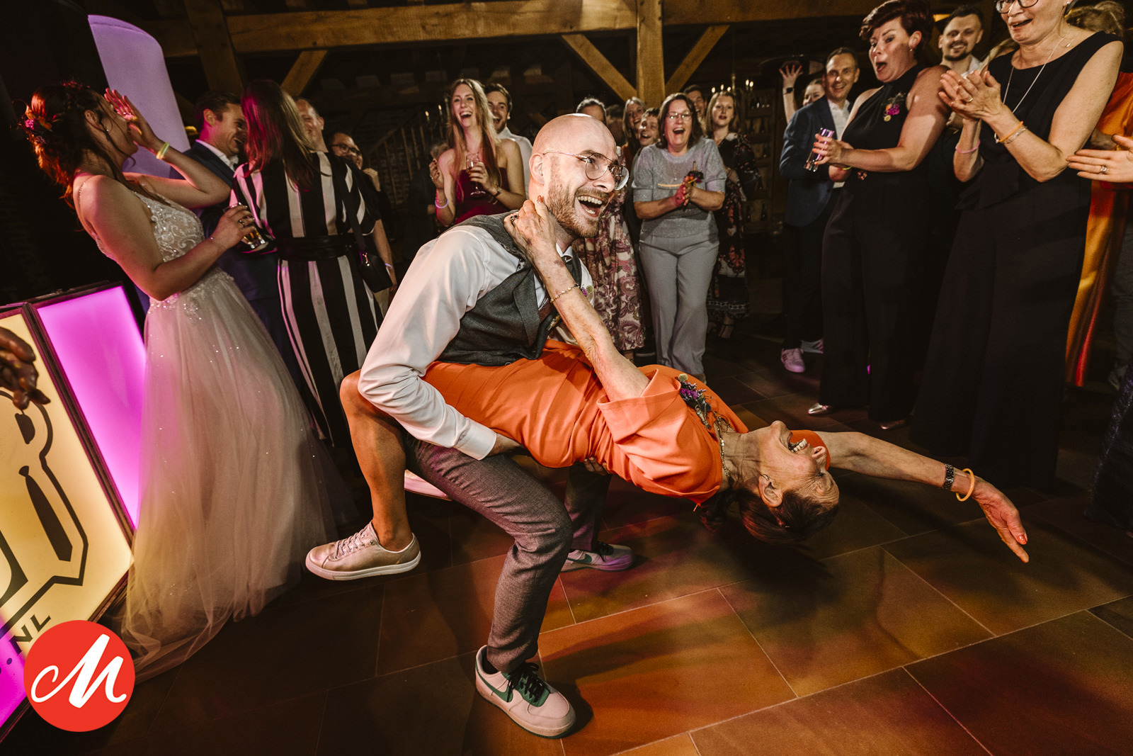masters award denise van duren Bruidegom danst met zijn oma tijdens het trouwfeest, waarbij oma vrolijk in de lucht springt met haar voeten van de vloer