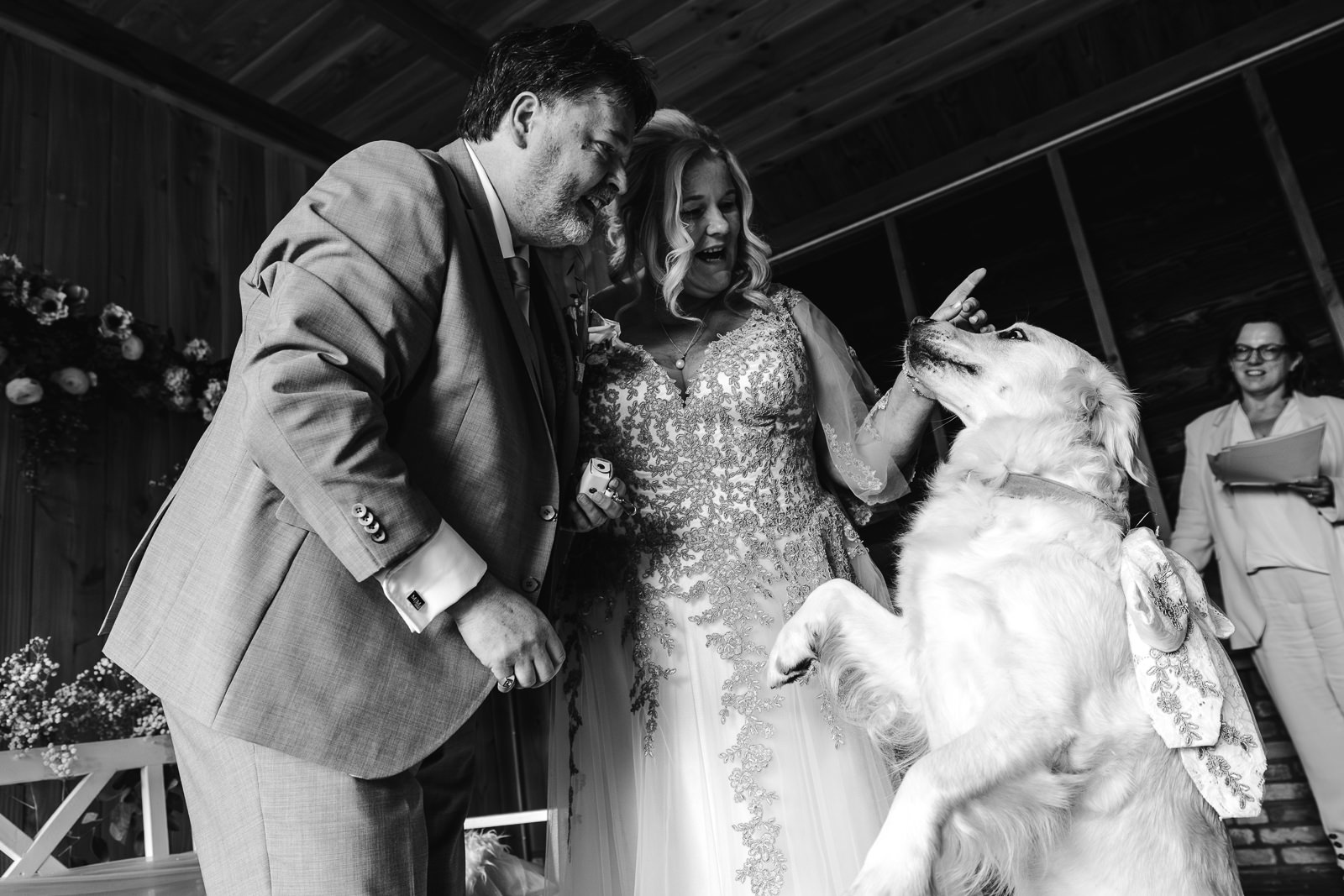 denise-van-duren-bruidsfotografie-huisdier-bruiloft-3 Hond geeft ringen tijdens trouwceremonie