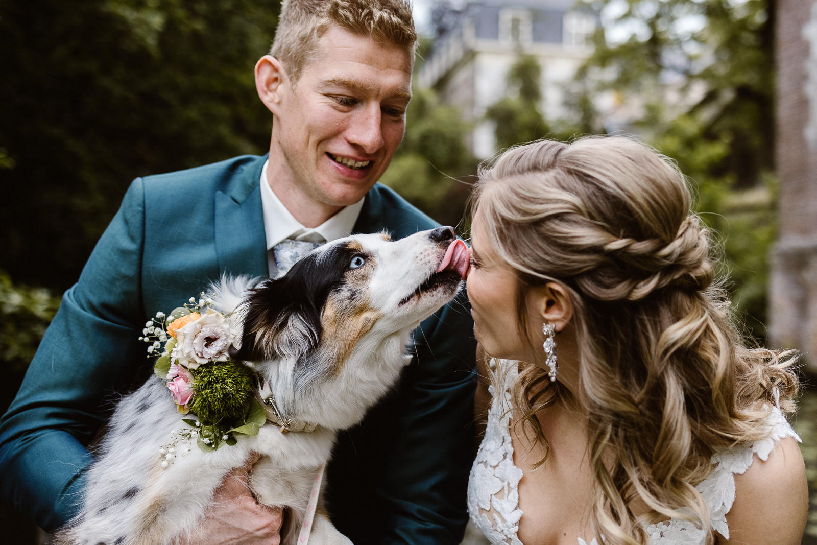 denise-van-duren-bruidsfotografie-huisdier-bruiloft hond geeft bruid kusje