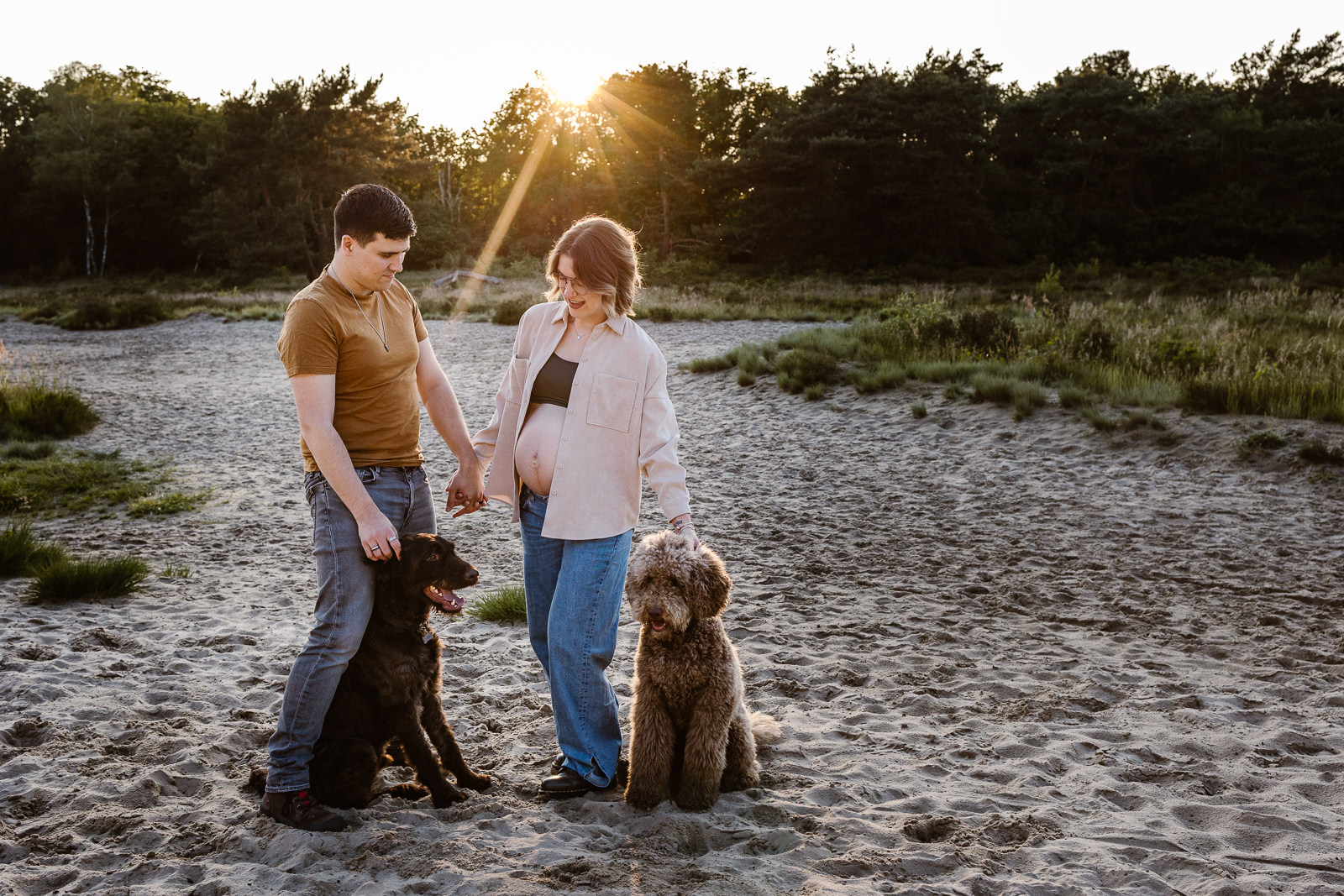 denise-van-duren-eerste-jaar-babyshoot-2 Zwanger stel met 2 honden bij zonsondergang