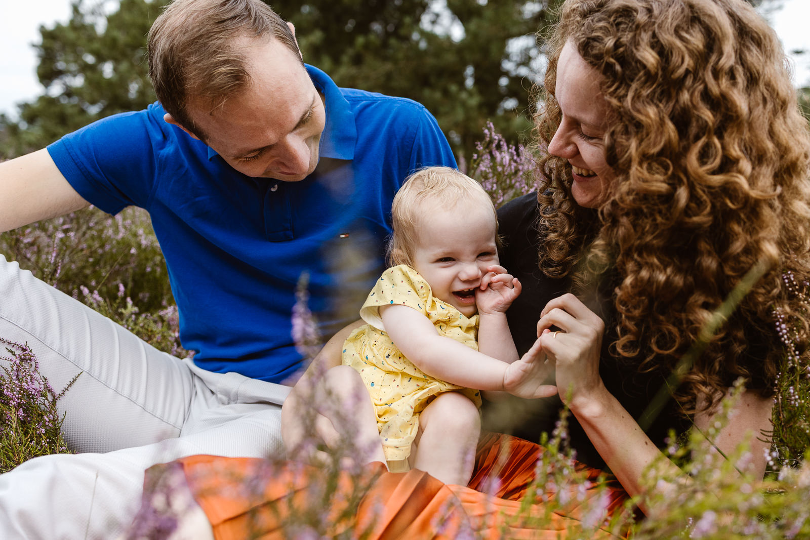 denise-van-duren-eerste-jaar-babyshoot-3 gezinnetje van 3 in de heide
